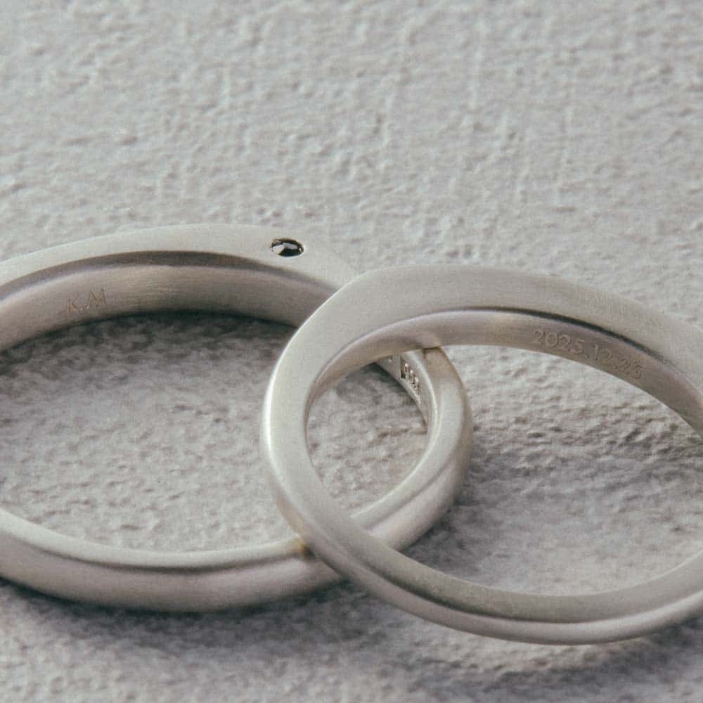 【パシュ】サイドストーンリング 2mm - リングの内側の中央部分に、名前や記念日などを1500円でレーザー刻印できます。カートに入れた後のオプション画面で入力をお願いいたします。(入力可能文字：12文字までの英数字一部記号)見えない場所にこめる想いが、より特別な一本に。