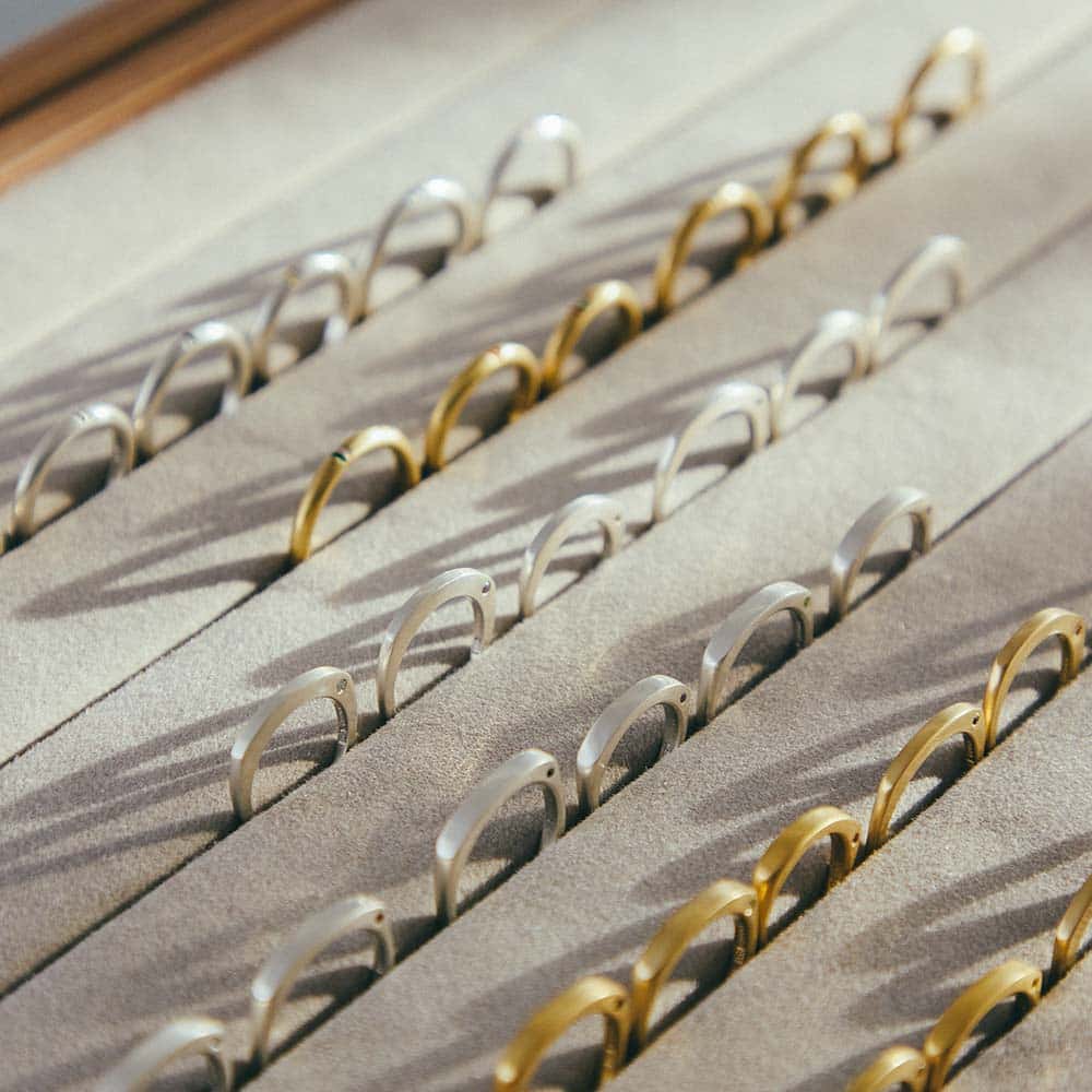 【パシュ】サイドストーンリング 2mm - リングのサイズは7号～19号で、奇数号のみ対応しております。ご注文の際、カート内でご希望のサイズをお選びいただけます。