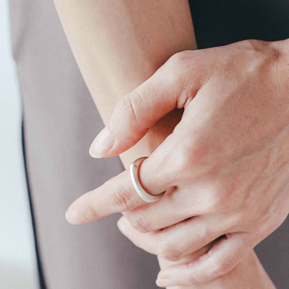 【パシュ】サイドストーンリング 2mm - 側面に小さくあしらった天然石が、光を受けてさりげなく輝きます。前からは見えない位置だからこそ、自分だけが知る特別なワンポイントに。