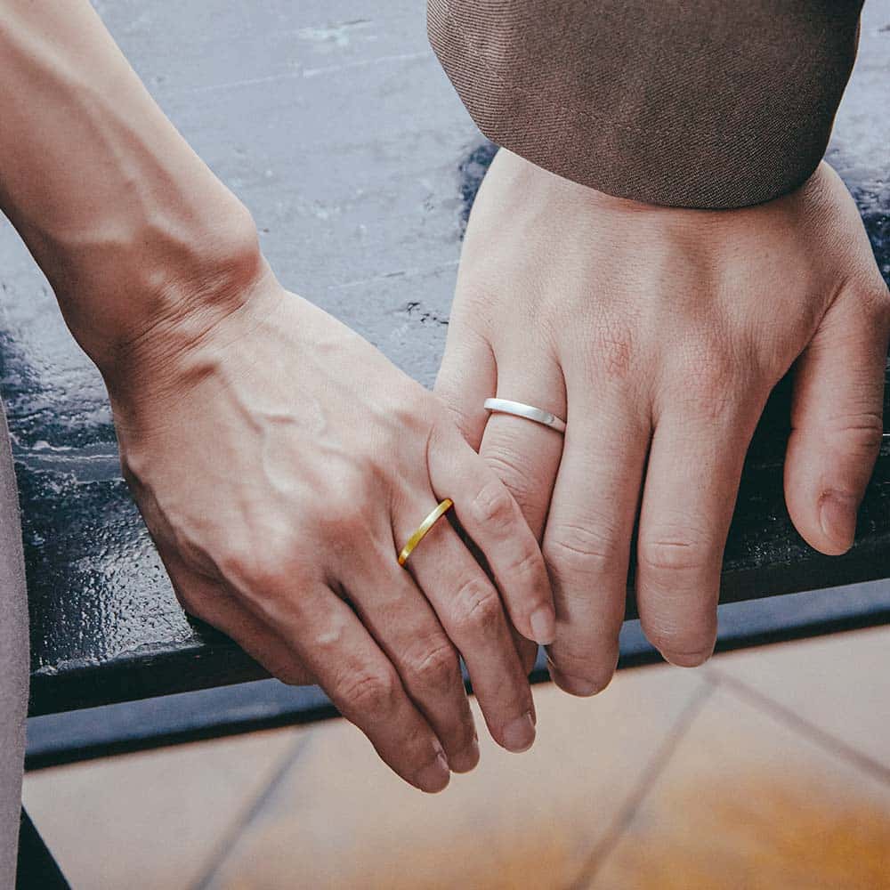 【パシュ】サイドストーンリング 2mm - ゴールドとシルバーの色違いにして、幅も2mmと3mmにすることで、それぞれの好みにあわせて。同じデザインでペア感は出しつつも、好みの幅やカラーにできます。