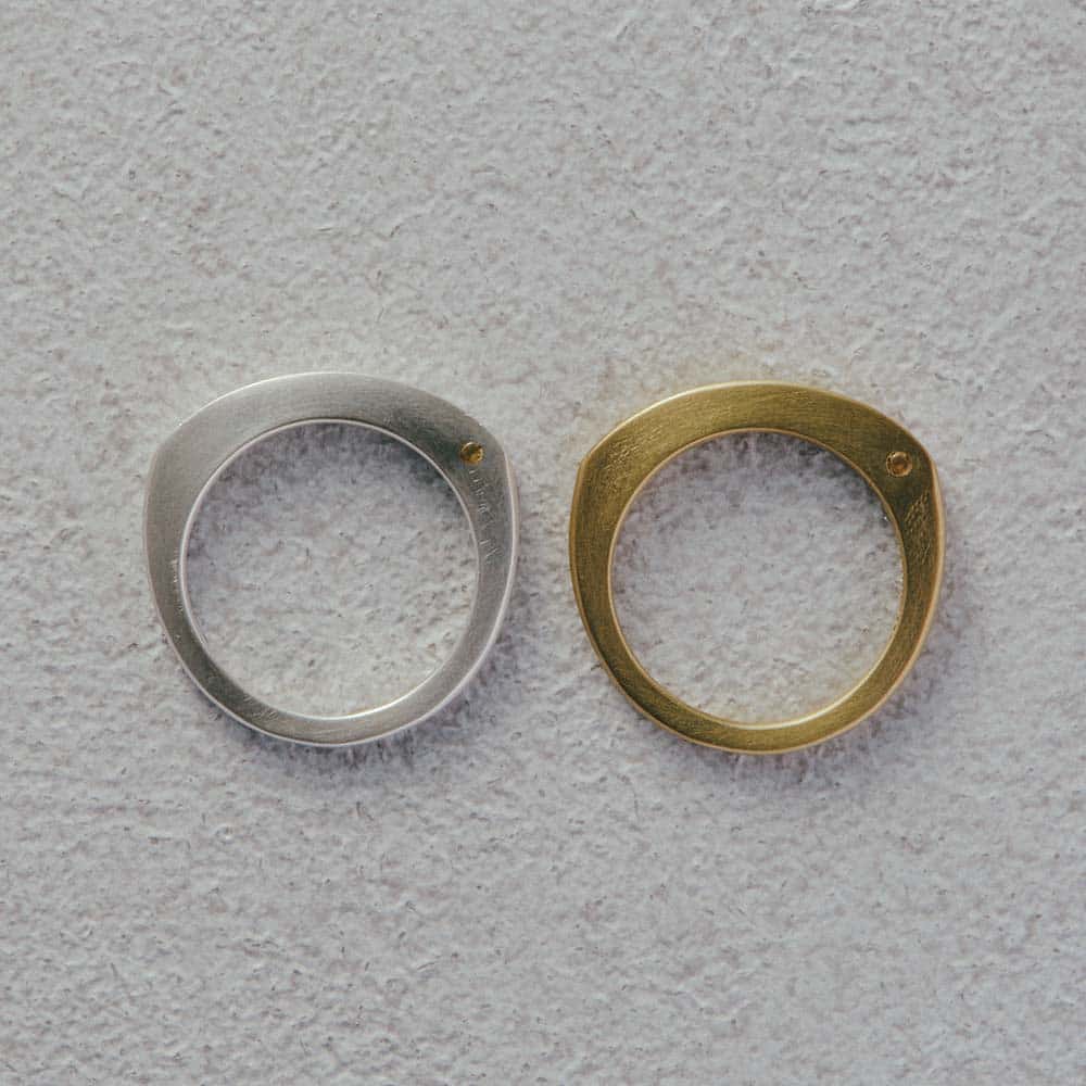 【パシュ】サイドストーンリング 2mm - 素材は、上品でマットな質感のシルバー925と、華やかなゴールドの2種類からお選び頂けます。どちらも性別やスタイルを選ばないので、お好みに合わせて、長くお使いいただけます。(※ゴールドはメッキ仕上げです。)
シルバー925はリファインメタルと呼ばれるサステナブルな素材を使用しています。
