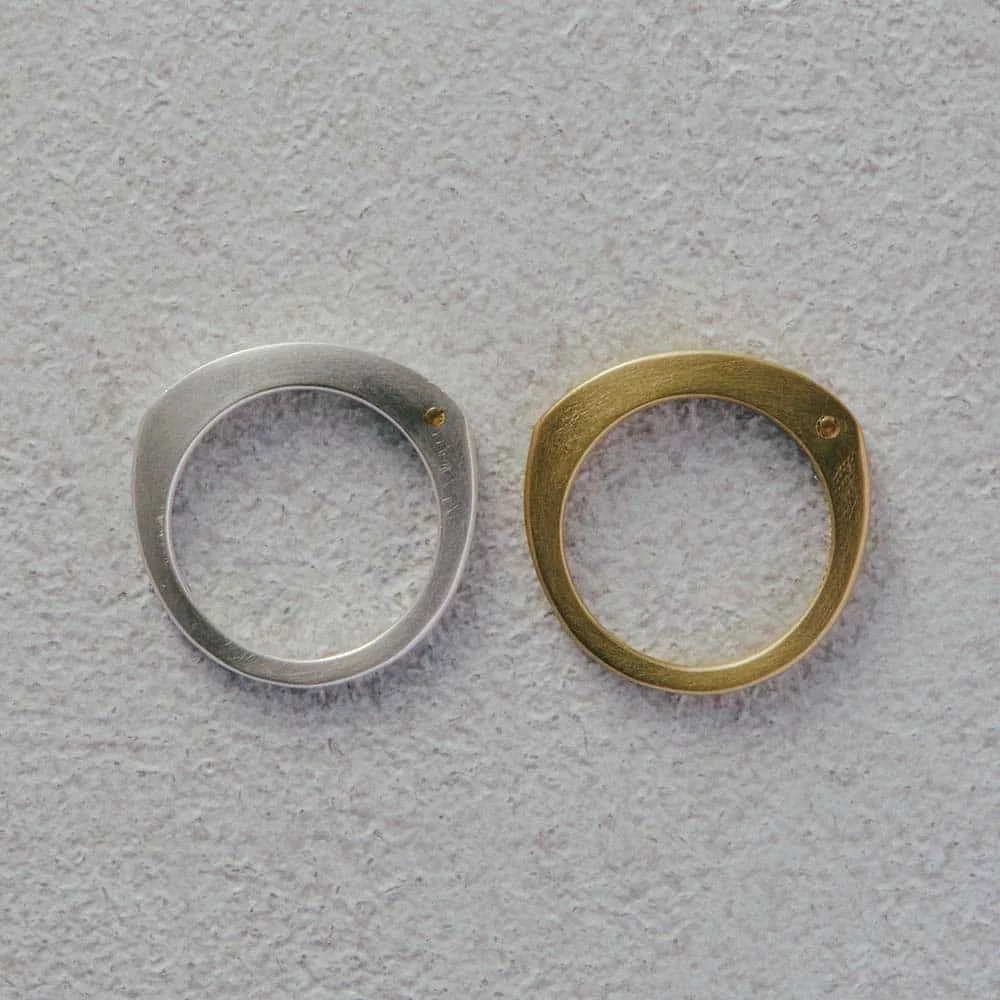 【パシュ】サイドストーンリング 2mm - 素材は、上品でマットな質感のシルバー925と、華やかなゴールドの2種類からお選び頂けます。どちらも性別やスタイルを選ばないので、お好みに合わせて、長くお使いいただけます。(※ゴールドはメッキ仕上げです。)
シルバー925はリファインメタルを使用しています。天然の鉱山ではなく、国内の都市鉱山に眠っている金属資源を再活用した、サステナブルでトレーサブルな貴金属です。