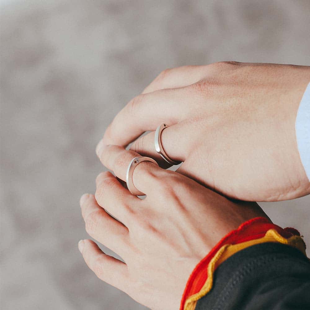 【パシュ】サイドストーンリング 2mm - 同じ天然石を添えることで、側面に光る小さな石がふたりをそっとつなぎます。