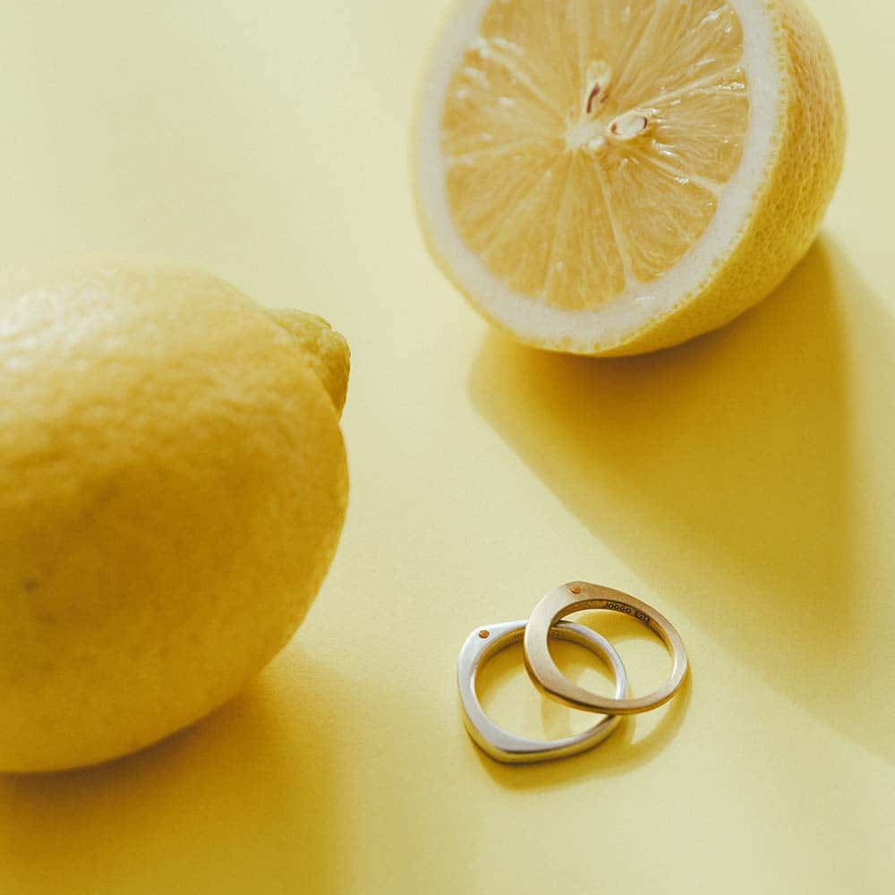 【パシュ】サイドストーンリング 2mm - 使用天然石：シトリン
あたたかな黄金色が前向きな光をくれる、“商売繁盛の石”とも呼ばれる存在。
富や成功を引き寄せ、迷いの中でも明るい気持ちを取り戻させてくれます。