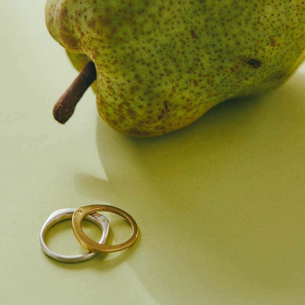 【パシュ】サイドストーンリング 2mm - 使用天然石：ペリドット
やわらかな黄緑の光が心に希望を灯す、“太陽の石”と呼ばれる存在。
前向きなエネルギーで暗闇を照らし、信頼と愛情をあたたかく育んでくれます。