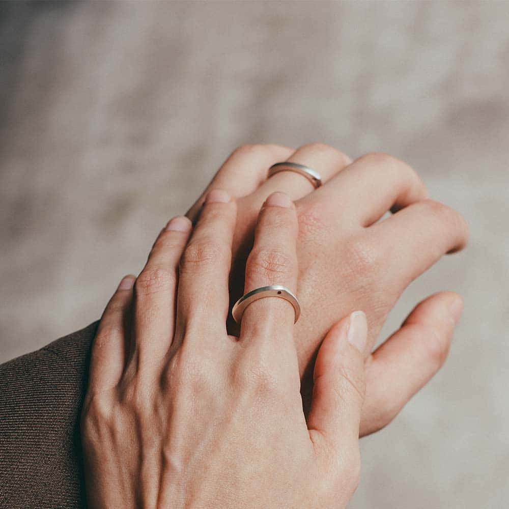 【パシュ】サイドストーンリング 2mm - 角度によって印象が変わる、さりげない遊び心のあるフォルムです。