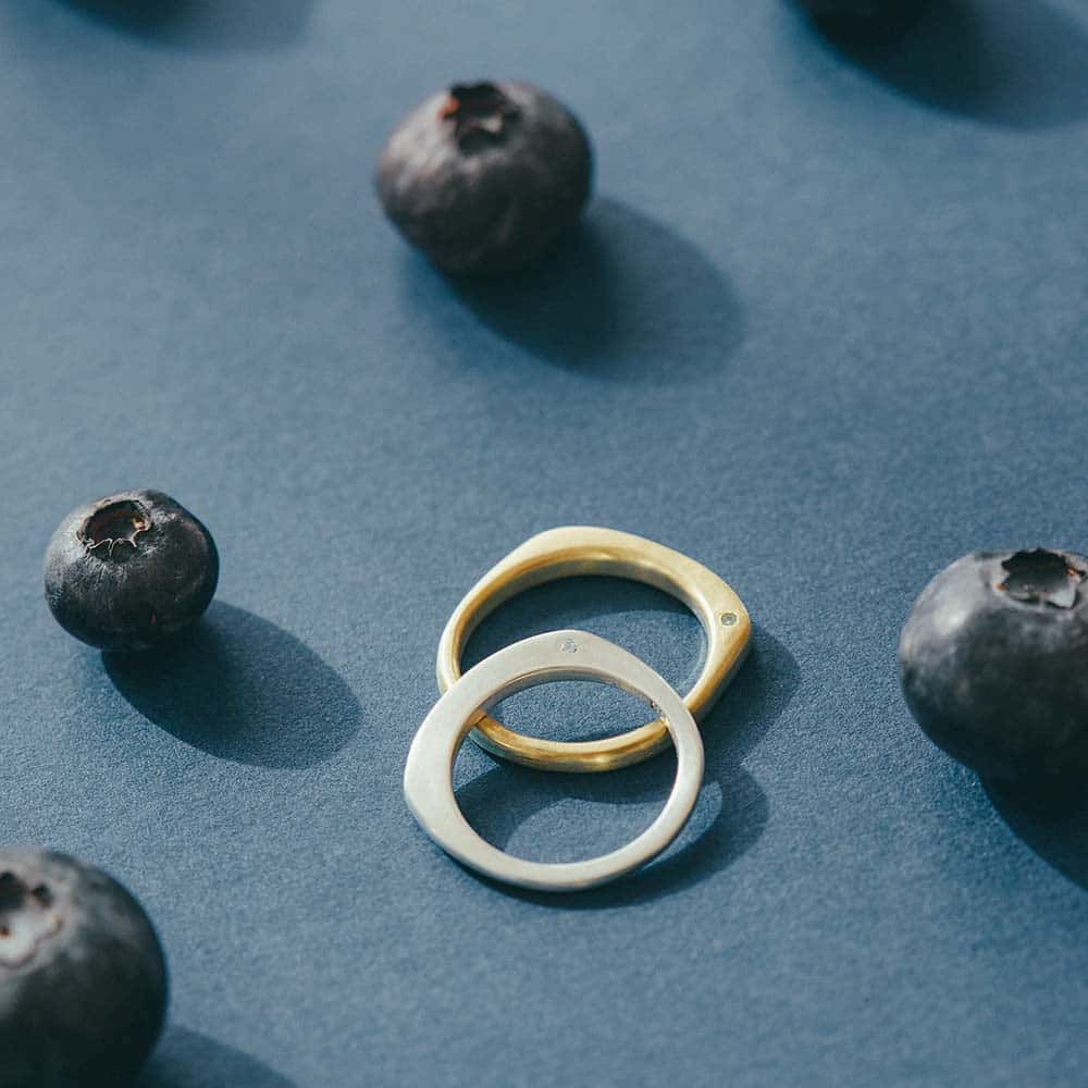 【パシュ】サイドストーンリング 2mm - 使用天然石：ブルートパーズ
澄んだブルーが心を静かに整え、冷静さと判断力をくれる石。
友情と希望を育み、前向きな未来へそっと導いてくれます。