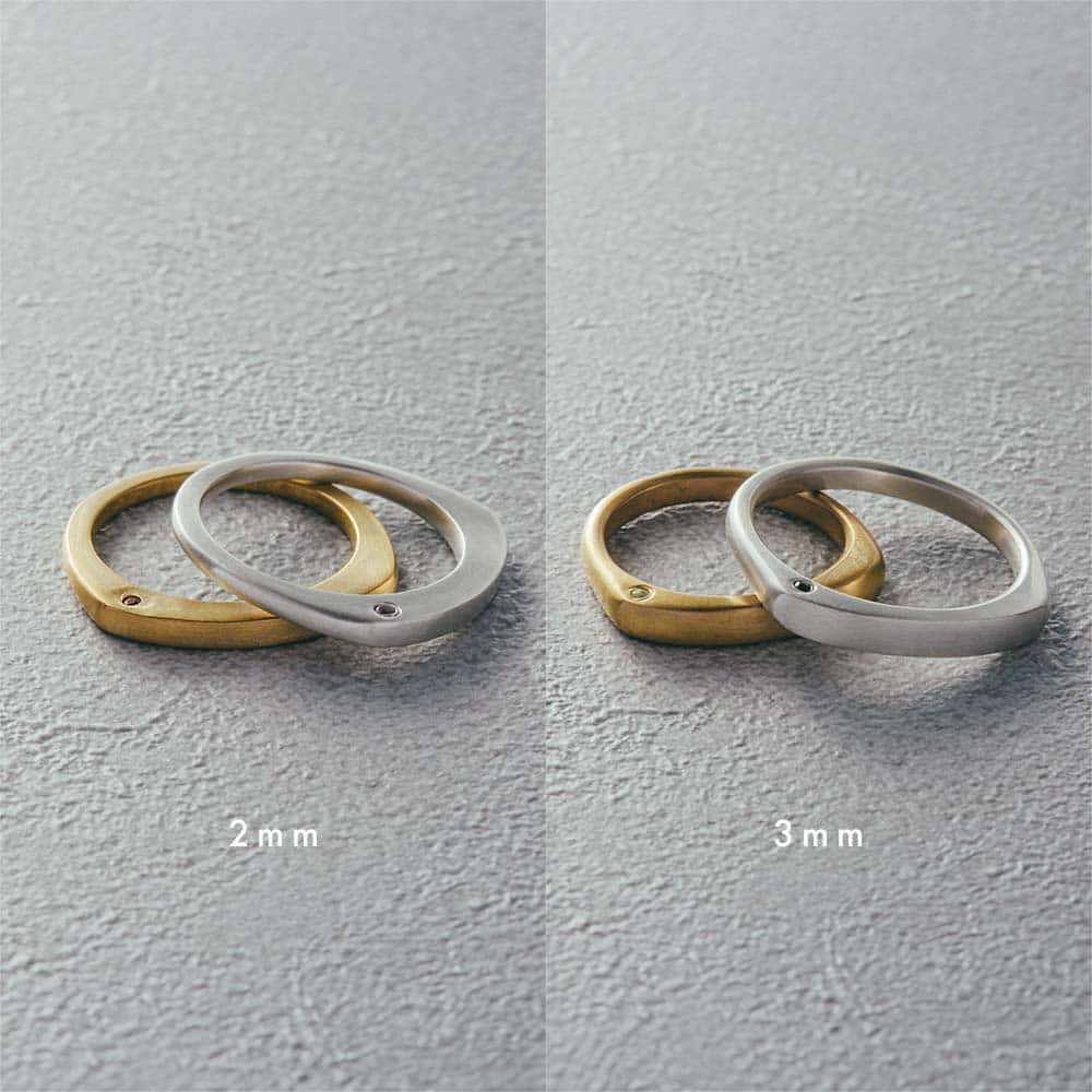 【パシュ】サイドストーンリング 2mm - リングの太さは繊細で軽やかな印象の2mmタイプと、しっかりと存在感のある3mmタイプの2種類からお選び頂けます。(こちらは2mmタイプの商品ページです。3mmタイプは別の商品ページになります)