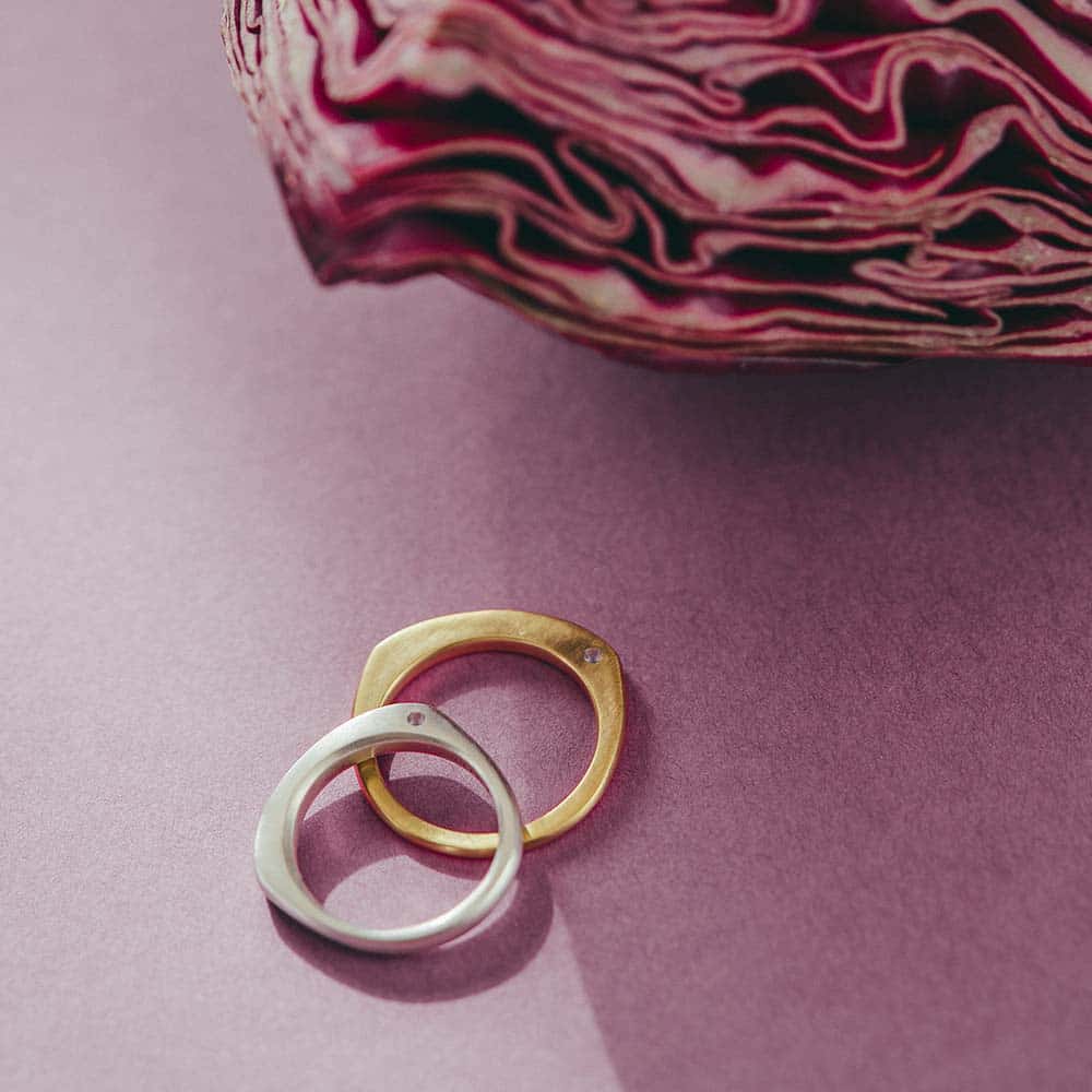 【パシュ】サイドストーンリング 2mm - 使用天然石：アメシスト
静かな紫の輝きが心を整え、深い愛情を育む“愛を守る石”。
癒しと安定をもたらし、直感を澄ませて感情のバランスを保ってくれます。