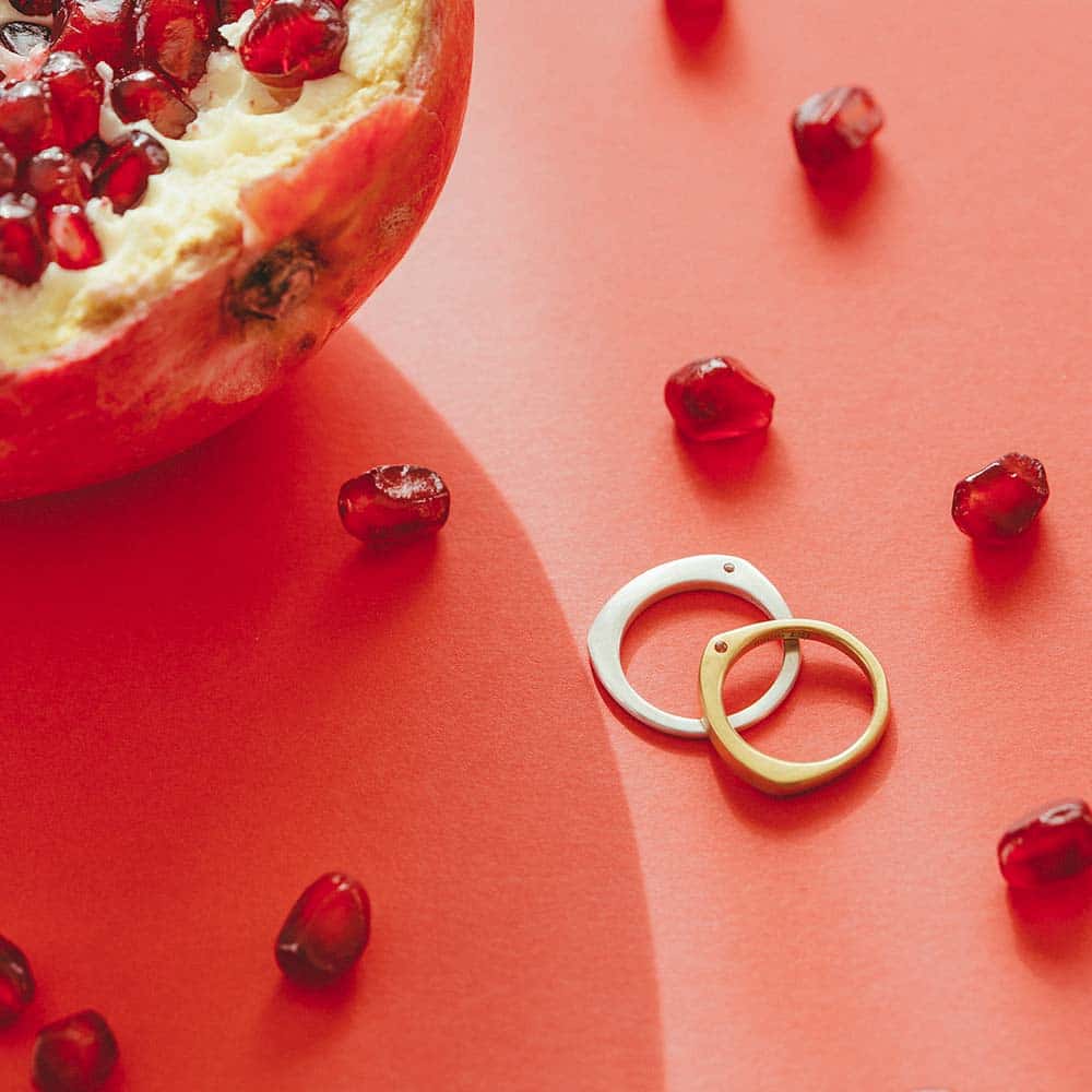 【パシュ】サイドストーンリング 2mm - 使用天然石：ガーネット
熟れたザクロのような深い輝きが、努力を実らせ前進を後押ししてくれる石。
一途な愛と絆を守る力を持つとされ、大切な人への贈り物にもぴったりです。