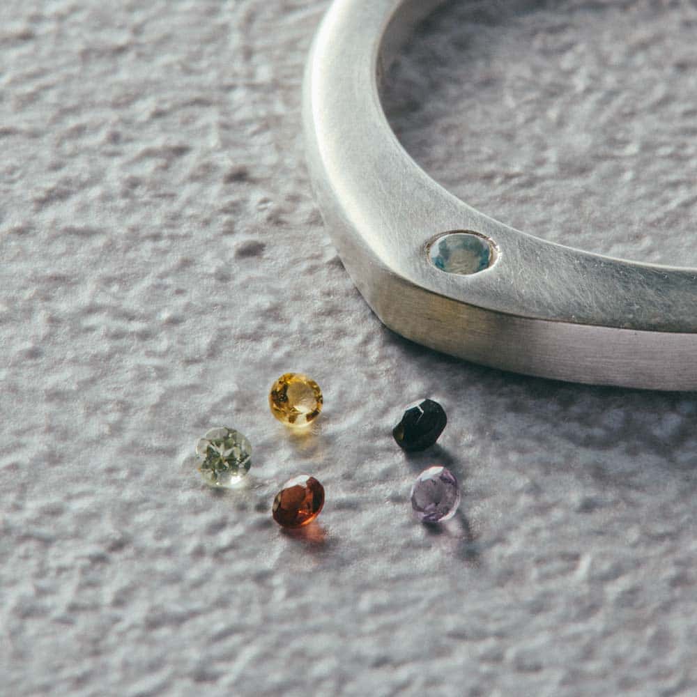 【パシュ】サイドストーンリング 2mm - 天然石はお好きなものを1つお選びいただけます。ブルートパーズ・ガーネット・オニキス・アメシスト・ペリドット・シトリンの6種類です。それぞれに異なる意味がこめられており、贈り物やお守りとしてもおすすめです。