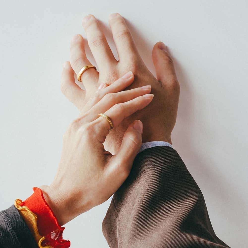 【パシュ】サイドストーンリング 3mm - ゴールドとシルバーの色違いにして、幅も2mmと3mmにすることで、それぞれの好みにあわせて。同じデザインでペア感は出しつつも、好みの幅やカラーにできます。