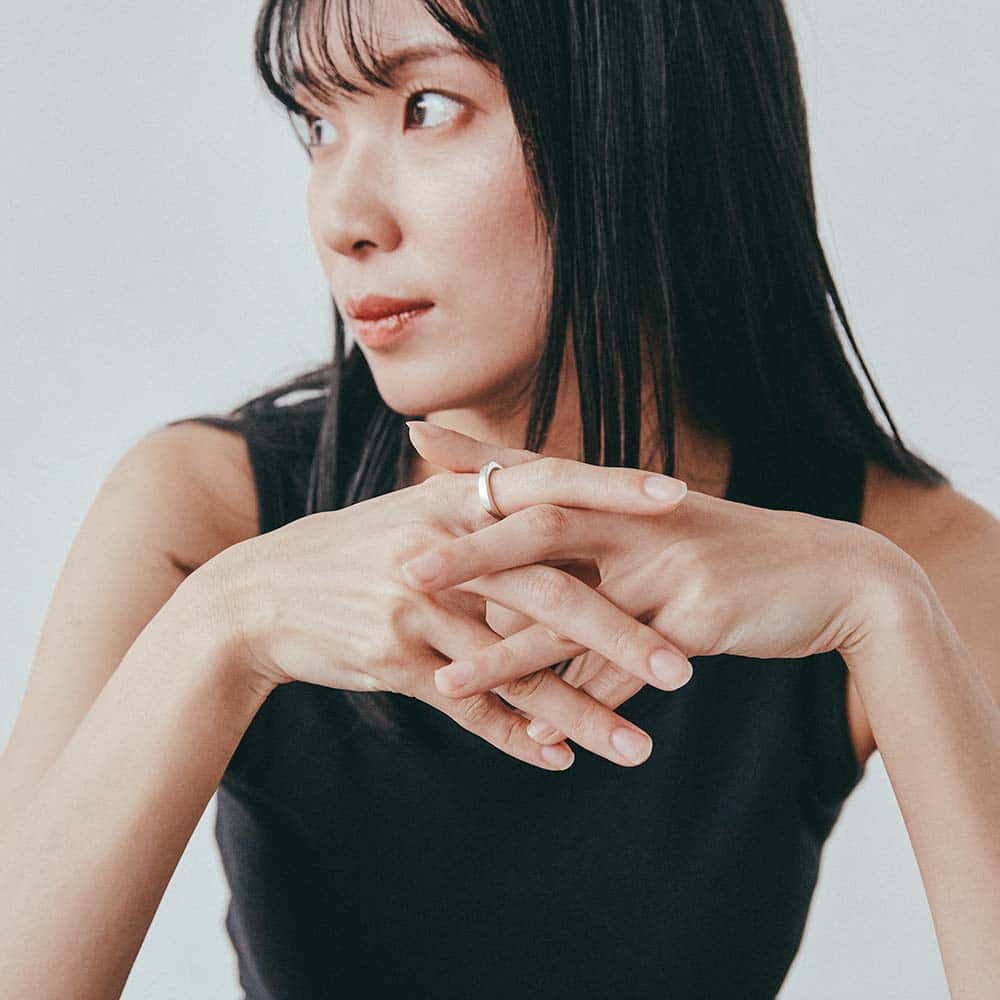 【パシュ】サイドストーンリング 3mm - 側面に小さくあしらった天然石が、光を受けてさりげなく輝きます。前からは見えない位置だからこそ、自分だけが知る特別なワンポイントに。