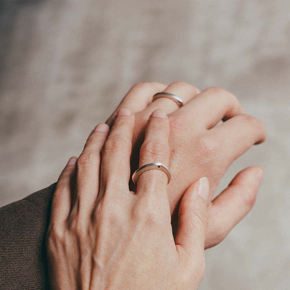 【パシュ】サイドストーンリング 3mm - 角度によって印象が変わる、さりげない遊び心のあるフォルムです。