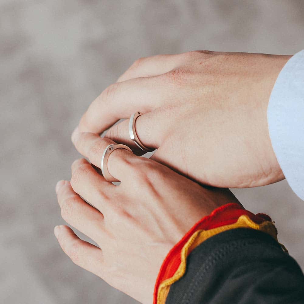 【パシュ】サイドストーンリング 3mm - 同じ天然石を添えることで、側面に光る小さな石がふたりをそっとつなぎます。