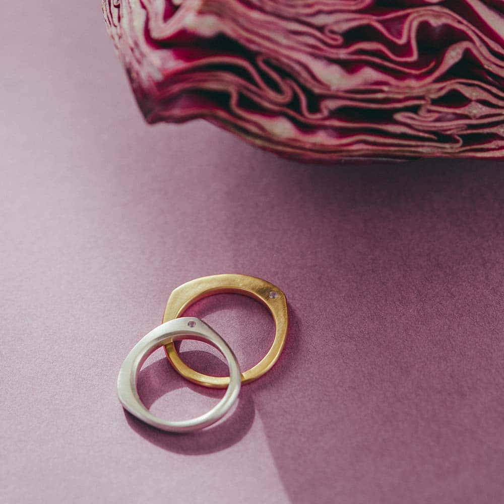 【パシュ】サイドストーンリング 3mm - 使用天然石：アメシスト
静かな紫の輝きが心を整え、深い愛情を育む“愛を守る石”。
癒しと安定をもたらし、直感を澄ませて感情のバランスを保ってくれます。