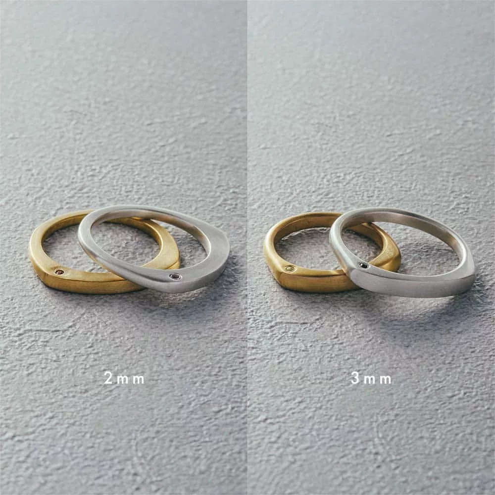 【パシュ】サイドストーンリング 3mm - リングの太さは繊細で軽やかな印象の2mmタイプと、しっかりと存在感のある3mmタイプの2種類からお選び頂けます。(こちらは3mmタイプの商品ページです。2mmタイプは別の商品ページになります)