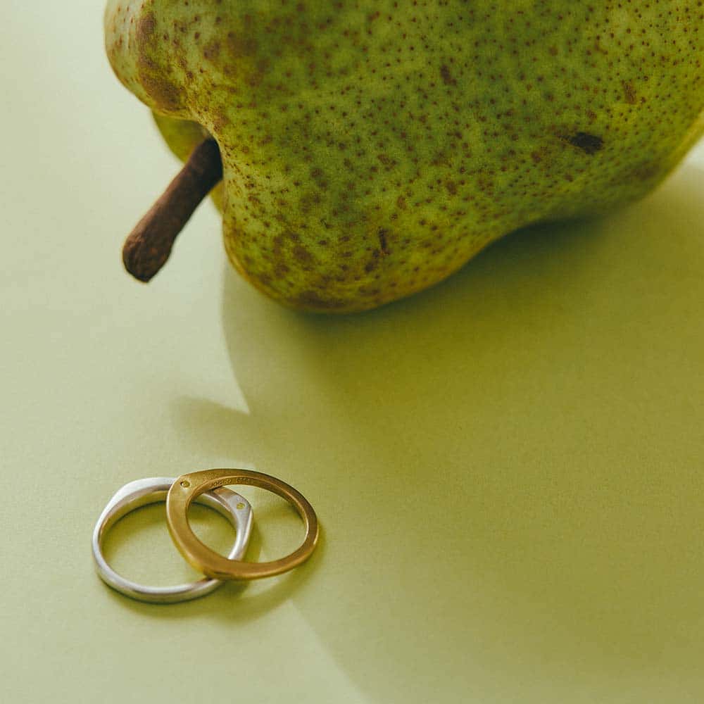 【パシュ】サイドストーンリング 3mm - 使用天然石：ペリドット
やわらかな黄緑の光が心に希望を灯す、“太陽の石”と呼ばれる存在。
前向きなエネルギーで暗闇を照らし、信頼と愛情をあたたかく育んでくれます。