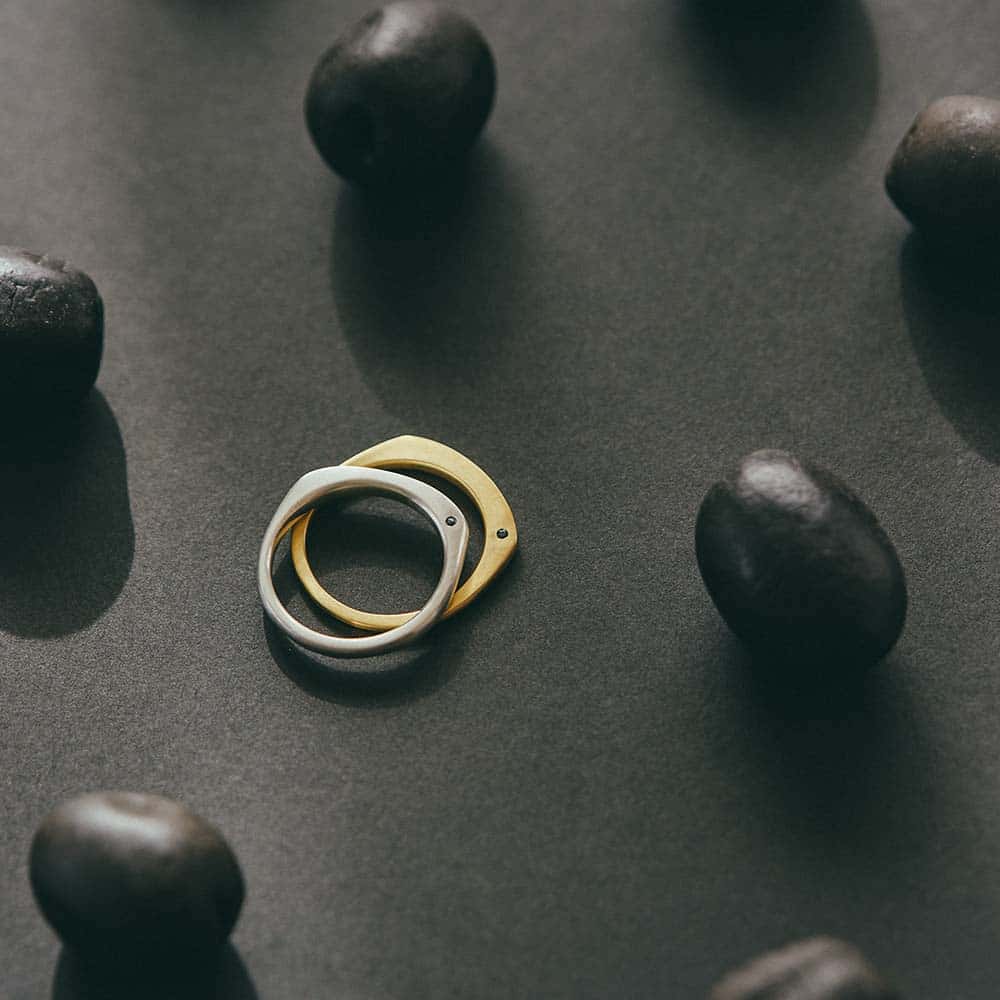 【パシュ】サイドストーンリング 3mm - 使用天然石：オニキス
深い黒が、揺るがない意志と自分軸を支えてくれる石。
困難を乗り越える強さと守りの力をそっと与えてくれる、頼れる存在です。