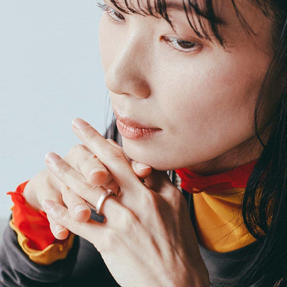 【パシュ】サイドストーンリング 3mm - 「パシュ」は、“そばに” を意味する言葉。 側面に小さくあしらった天然石が、そっと寄り添うように光を受けて輝き、  日々を穏やかに見守ります。