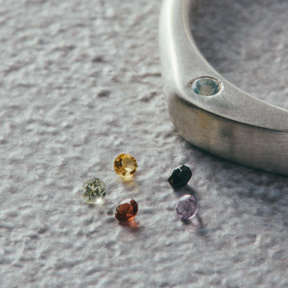 【パシュ】サイドストーンリング 3mm - 天然石はお好きなものを1つお選びいただけます。ブルートパーズ・ガーネット・オニキス・アメシスト・ペリドット・シトリンの6種類です。それぞれに異なる意味がこめられており、贈り物やお守りとしてもおすすめです。