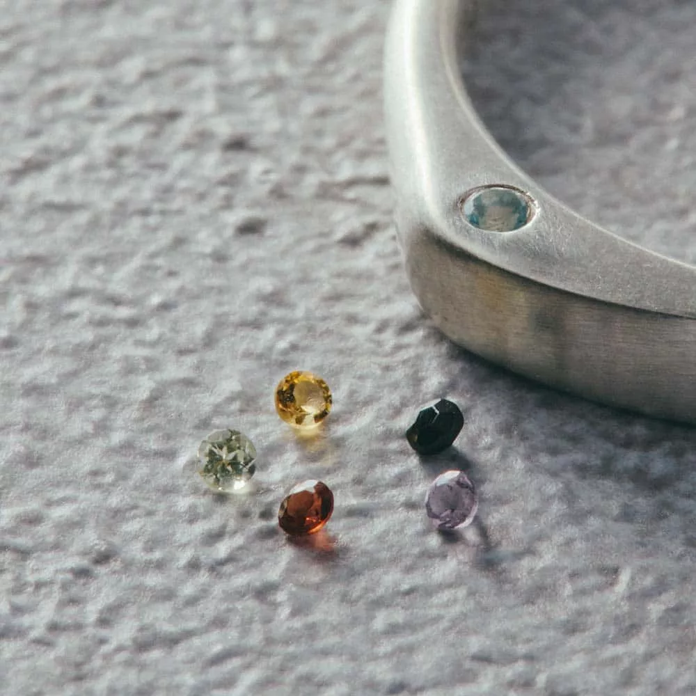 【パシュ】サイドストーンリング 3mm - 天然石はお好きなものを1つお選びいただけます。ブルートパーズ・ガーネット・オニキス・アメシスト・ペリドット・シトリンの6種類です。それぞれに異なる意味がこめられており、贈り物やお守りとしてもおすすめです。