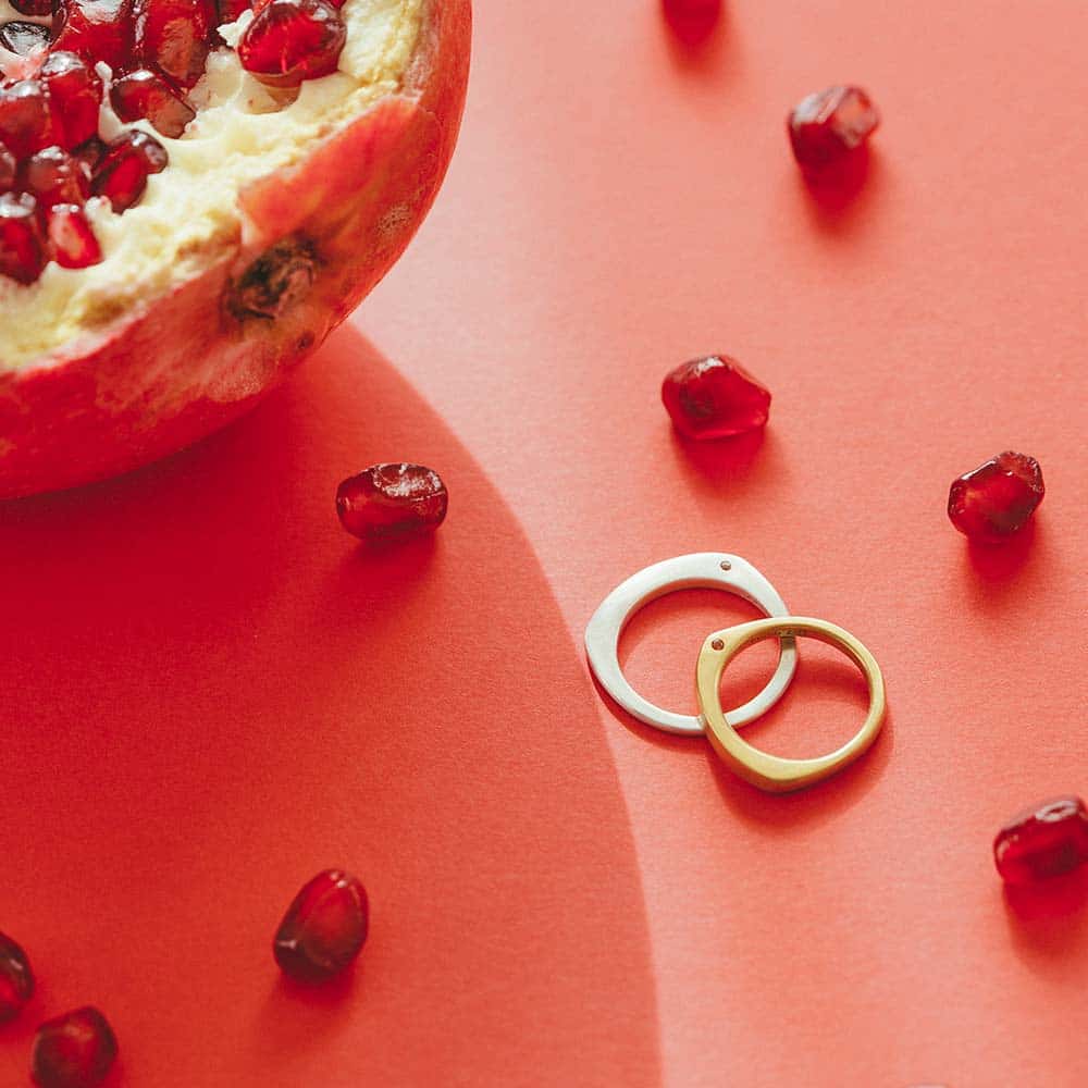 【パシュ】サイドストーンリング 3mm - 使用天然石：ガーネット
熟れたザクロのような深い輝きが、努力を実らせ前進を後押ししてくれる石。
一途な愛と絆を守る力を持つとされ、大切な人への贈り物にもぴったりです。