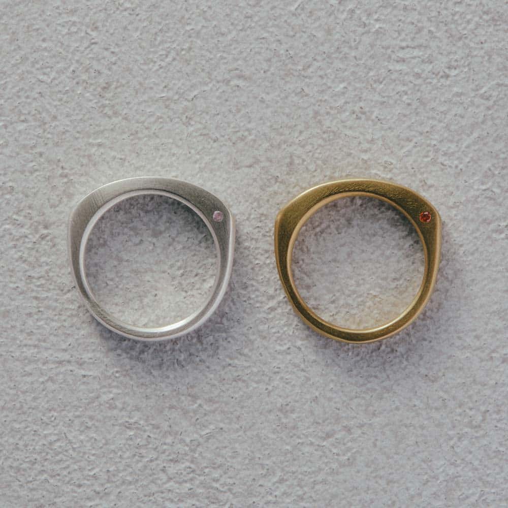 【パシュ】サイドストーンリング 3mm - 素材は、上品でマットな質感のシルバー925と、華やかなゴールドの2種類からお選び頂けます。どちらも性別やスタイルを選ばないので、お好みに合わせて、長くお使いいただけます。(※ゴールドはメッキ仕上げです。)