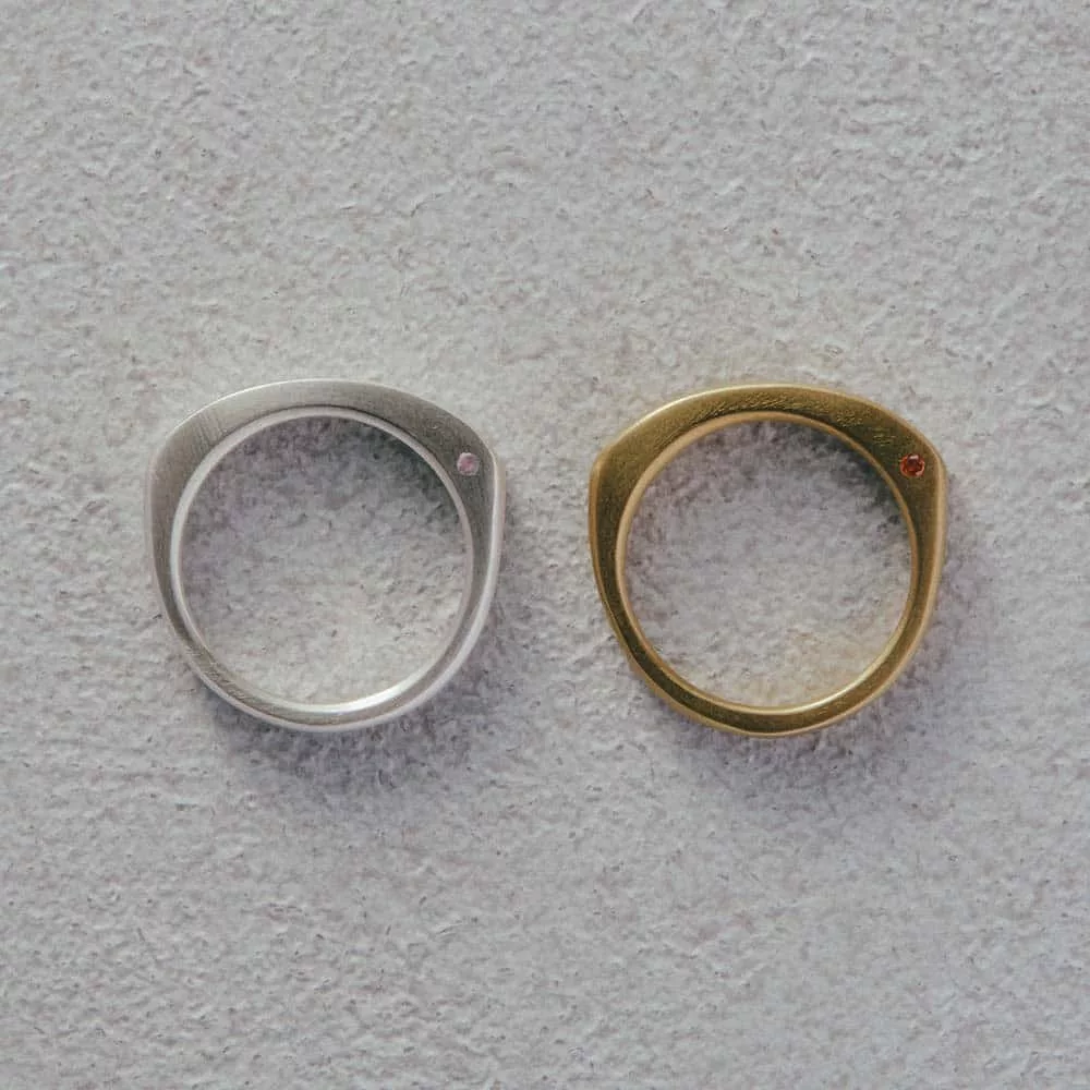 【パシュ】サイドストーンリング 3mm - 素材は、上品でマットな質感のシルバー925と、華やかなゴールドの2種類からお選び頂けます。どちらも性別やスタイルを選ばないので、お好みに合わせて、長くお使いいただけます。(※ゴールドはメッキ仕上げです。)
シルバー925はリファインメタルを使用しています。天然の鉱山ではなく、国内の都市鉱山に眠っている金属資源を再活用した、サステナブルでトレーサブルな貴金属です。