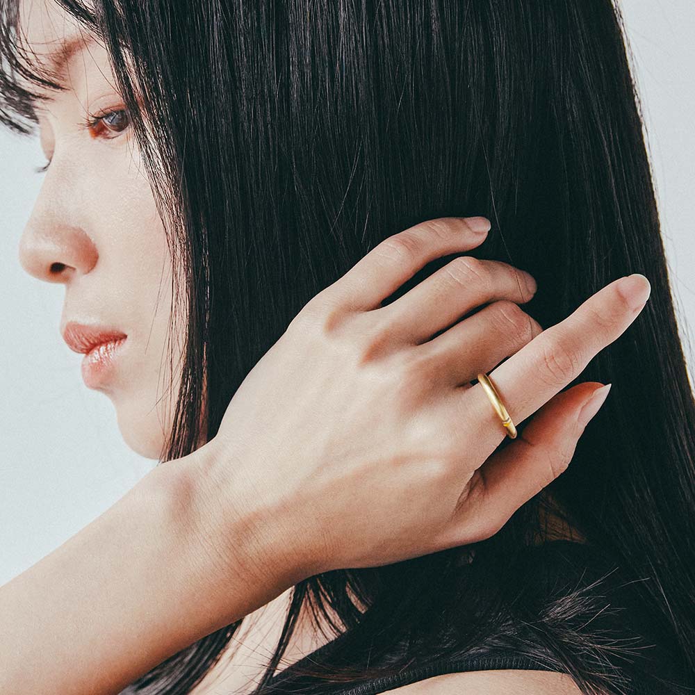 【フィリ】ライン＆インナーストーンリング 3mm - 「フィリ」は、“戻る”という 意味を持つ名前。 2本のラインが、あなたの秘めた想いの帰る場所としてそっと見守ります。