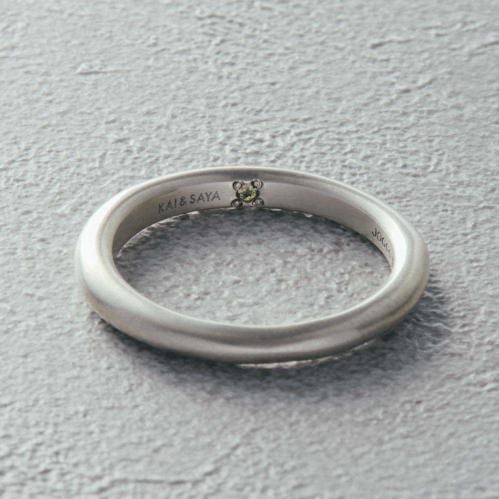 【フィリ】ライン＆インナーストーンリング 3mm - 使用天然石：ペリドット
やわらかな黄緑の光が心に希望を灯す、“太陽の石”と呼ばれる存在。
前向きなエネルギーで暗闇を照らし、信頼と愛情をあたたかく育んでくれます。