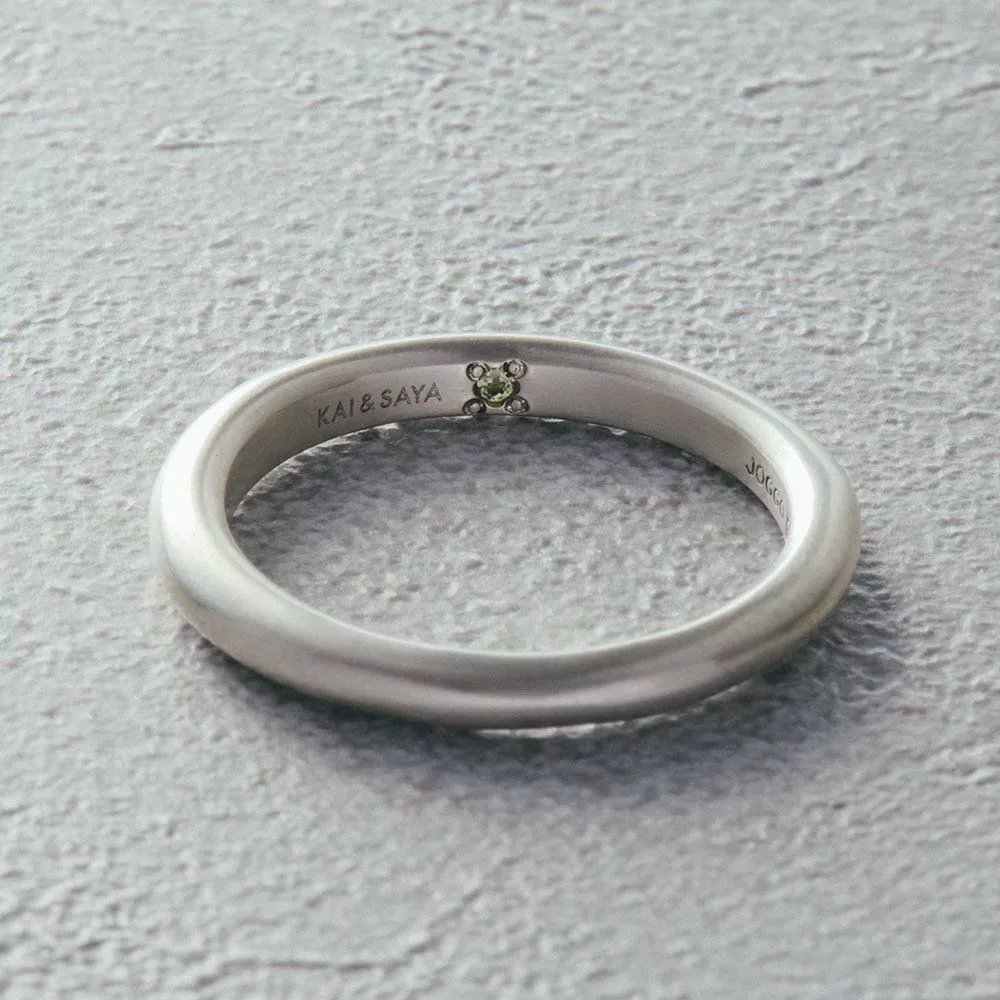 【フィリ】ライン＆インナーストーンリング 3mm - 使用天然石：ペリドット
やわらかな黄緑の光が心に希望を灯す、“太陽の石”と呼ばれる存在。
前向きなエネルギーで暗闇を照らし、信頼と愛情をあたたかく育んでくれます。