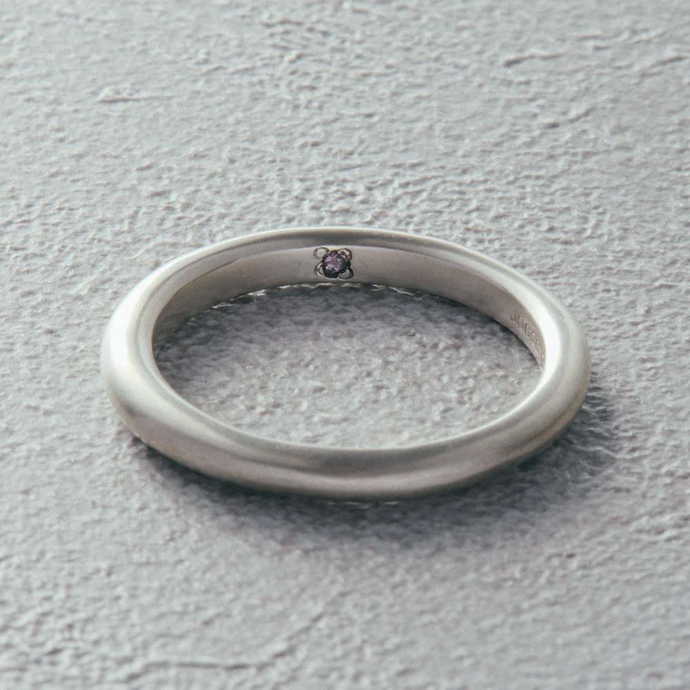 【フィリ】ライン＆インナーストーンリング 3mm - 使用天然石：アメシスト
静かな紫の輝きが心を整え、深い愛情を育む“愛を守る石”。
癒しと安定をもたらし、直感を澄ませて感情のバランスを保ってくれます。