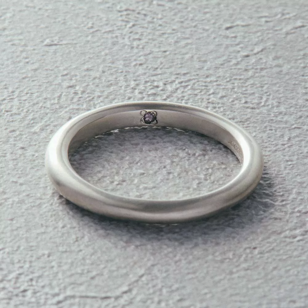 【フィリ】ライン＆インナーストーンリング 3mm - 使用天然石：アメシスト
静かな紫の輝きが心を整え、深い愛情を育む“愛を守る石”。
癒しと安定をもたらし、直感を澄ませて感情のバランスを保ってくれます。