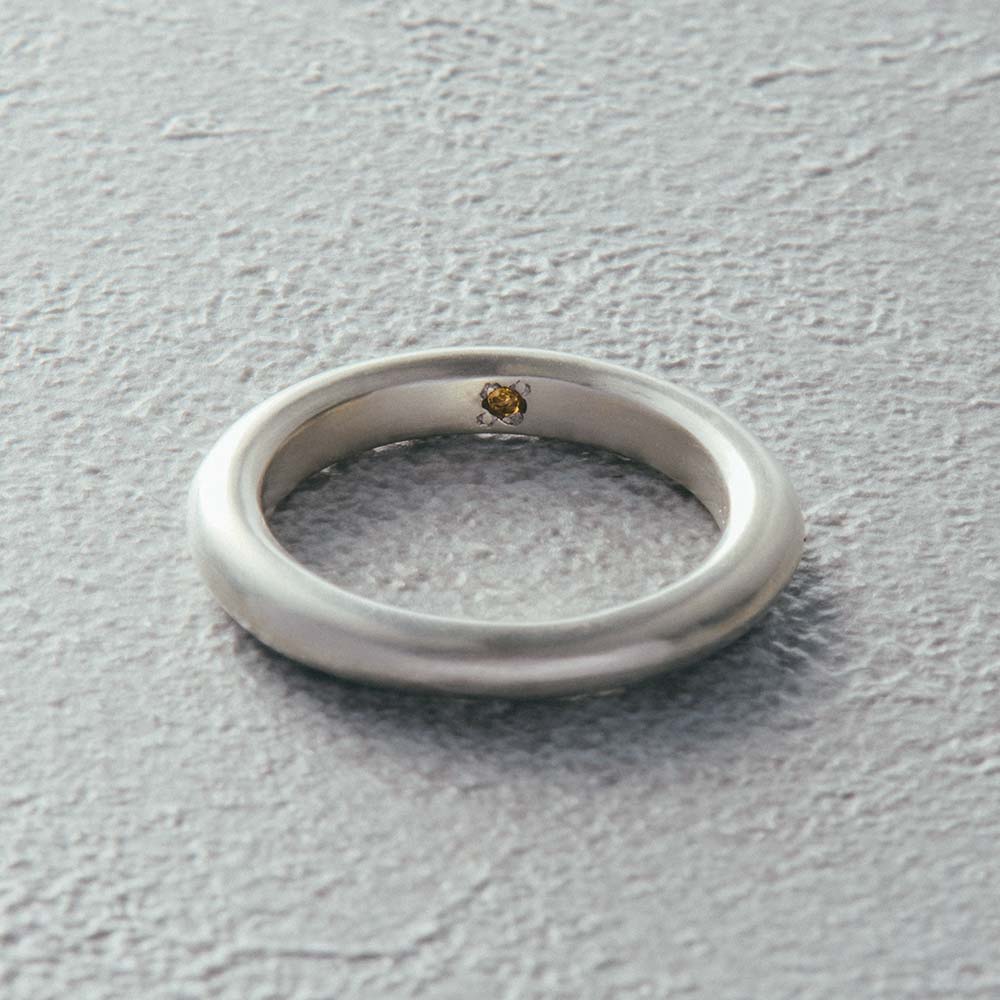 【フィリ】ライン＆インナーストーンリング 3mm - 使用天然石：シトリン
あたたかな黄金色が前向きな光をくれる、“商売繁盛の石”とも呼ばれる存在。
富や成功を引き寄せ、迷いの中でも明るい気持ちを取り戻させてくれます。