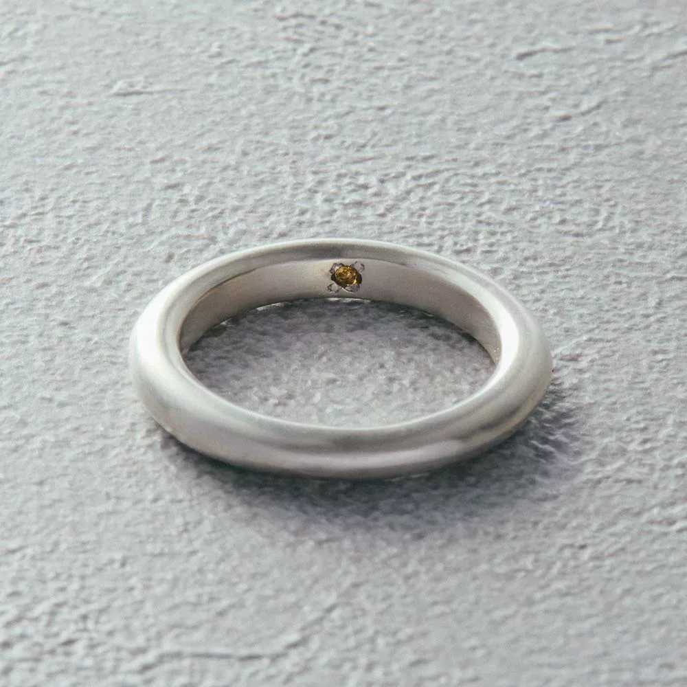 【フィリ】ライン＆インナーストーンリング 3mm - 使用天然石：シトリン
あたたかな黄金色が前向きな光をくれる、“商売繁盛の石”とも呼ばれる存在。
富や成功を引き寄せ、迷いの中でも明るい気持ちを取り戻させてくれます。