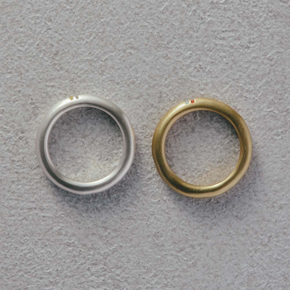 【フィリ】ライン＆インナーストーンリング 3mm - 素材は、上品でマットな質感のシルバー925と、華やかなゴールドコーティングの2種類からお選び頂けます。どちらも性別やスタイルを選ばないので、お好みに合わせて、長くお使いいただけます。(※ゴールドはメッキ仕上げです。)
シルバー925はリファインメタルと呼ばれるサステナブルな素材です。