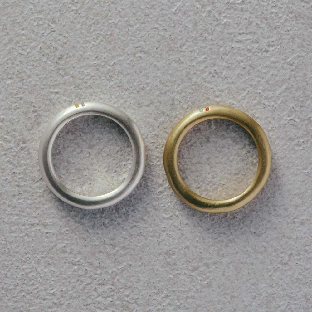 【フィリ】ライン＆インナーストーンリング 3mm - 素材は、上品でマットな質感のシルバー925と、華やかなゴールドコーティングの2種類からお選び頂けます。どちらも性別やスタイルを選ばないので、お好みに合わせて、長くお使いいただけます。(※ゴールドはメッキ仕上げです。)
シルバー925はリファインメタルを使用しています。天然の鉱山ではなく、国内の都市鉱山に眠っている金属資源を再活用した、サステナブルでトレーサブルな貴金属です。