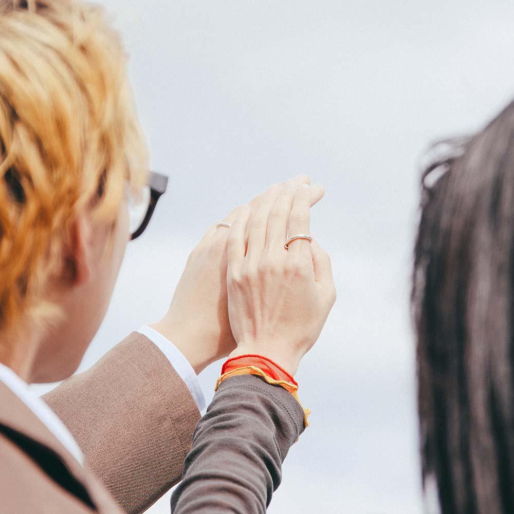 【フィリ】ライン＆インナーストーンリング 3mm - 2本のラインには、それぞれ異なる色を入れられます。どちらも12色(パッションチェリー・サクラブルーム・ビブラントサン・ハニービー・クリームソーダ・ヒイラギリーフ・シャーベットブルー・スカイダイバー・アジサイドロップ・ピュアブラック・オータムレイン・ブリリアントスノー)の中から選べるため、2人だけの組み合わせや、自分らしい配色も楽しめます。色に想いをこめて、ペアや記念日のリングにするのもおすすめです。