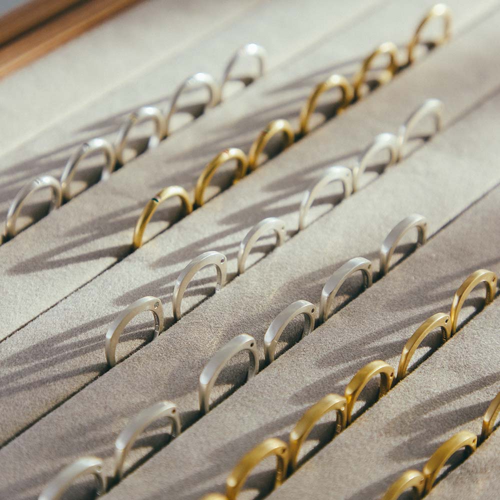 【フィリ】ライン＆インナーストーンリング 3mm - リングのサイズは7号～19号で、奇数号のみ対応しております。ご注文の際、カート内でご希望のサイズをお選びいただけます。