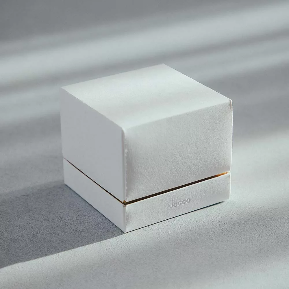 【フィリ】ライン＆インナーストーンリング 3mm - 「ギフトラッピング」をお選びいただいた場合、アクセサリー専用のボックスに包んでお届けいたします。洗練されたホワイトに、細いゴールドのラインがすっと入ったボックスで、プレゼントを渡すその瞬間も特別なものに演出します。
