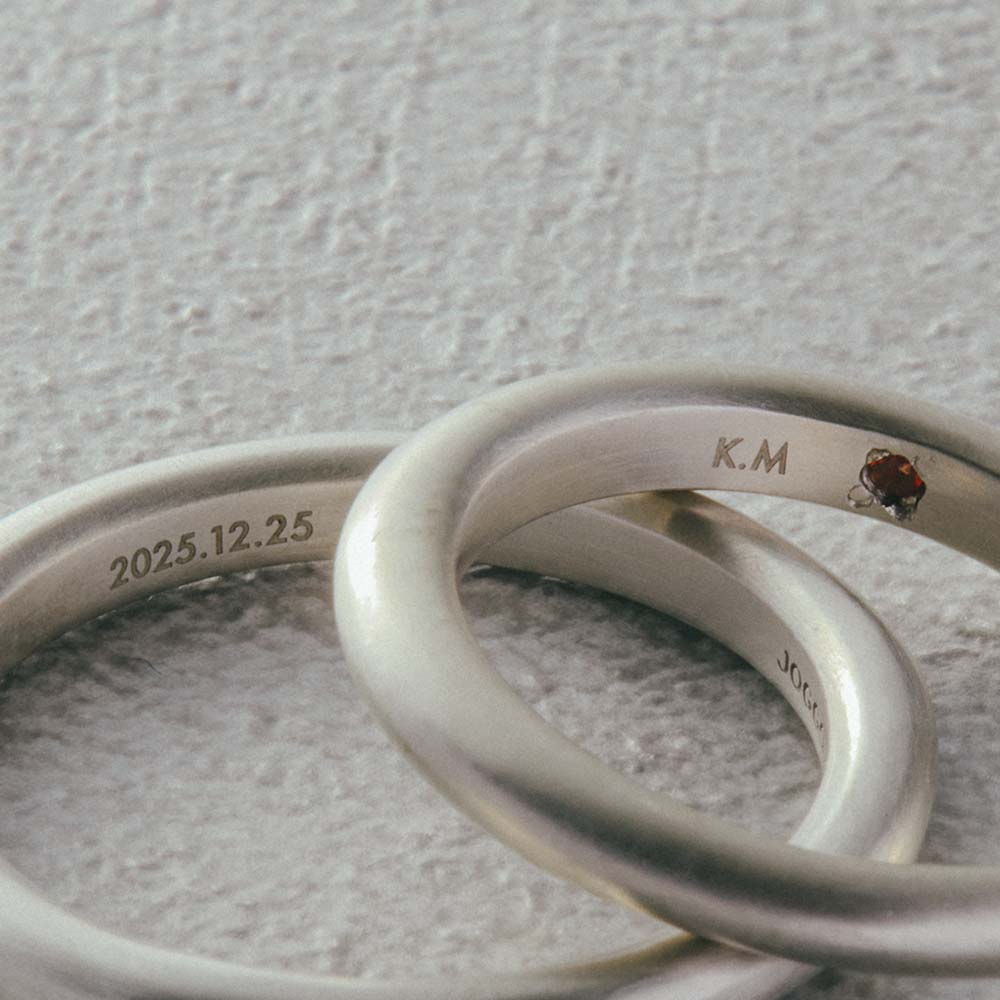 【フィリ】ライン＆インナーストーンリング 3mm - リングの内側の中央部分に、名前や記念日などを1500円でレーザー刻印できます。カートに入れた後のオプション画面で入力をお願いいたします。(入力可能文字：12文字までの英数字一部記号)見えない場所にこめる想いが、より特別な一本に。