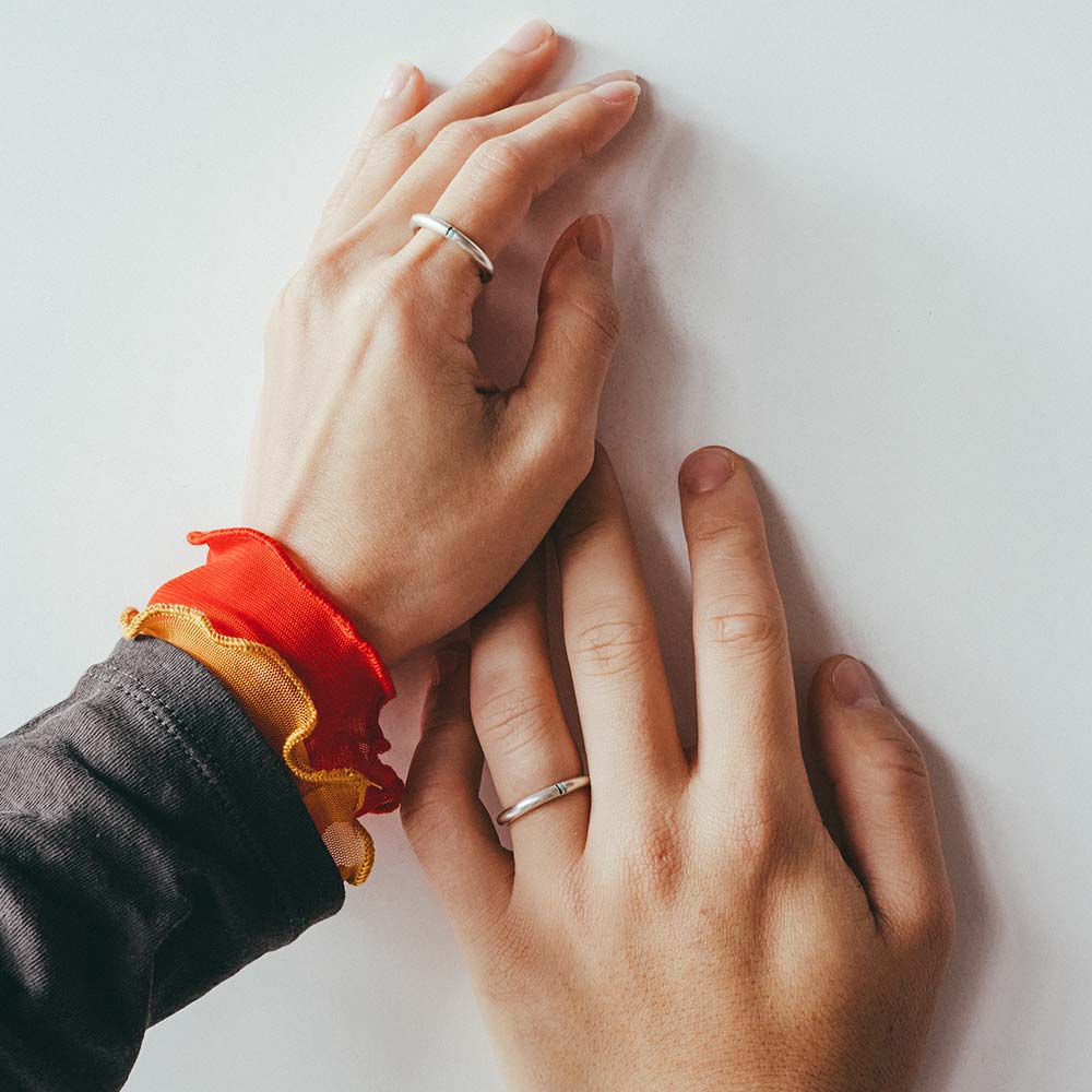 【フィリ】ライン＆インナーストーンリング 3mm - 土台のカラーもラインのカラーも揃えることで、お互いのこだわりをたっぷりつめた2人だけのペアリングになります。