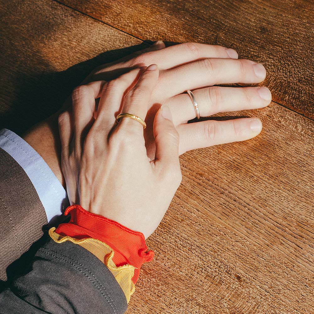 【フィリ】ライン＆インナーストーンリング 3mm - ゴールドとシルバーの色違いのリングで、それぞれの好みにあわせて。同じカラーのラインにすることで、 シンプルなデザインの中に、ふたりの絆を感じさせます。