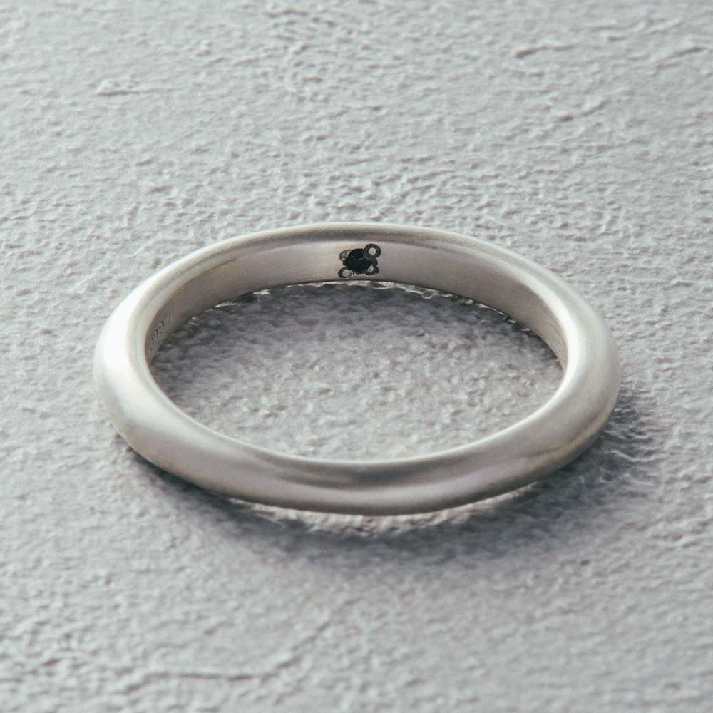 【フィリ】ライン＆インナーストーンリング 3mm - 使用天然石：オニキス
深い黒が、揺るがない意志と自分軸を支えてくれる石。
困難を乗り越える強さと守りの力をそっと与えてくれる、頼れる存在です。