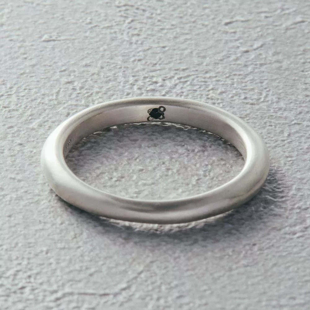 【フィリ】ライン＆インナーストーンリング 3mm - 使用天然石：オニキス
深い黒が、揺るがない意志と自分軸を支えてくれる石。
困難を乗り越える強さと守りの力をそっと与えてくれる、頼れる存在です。