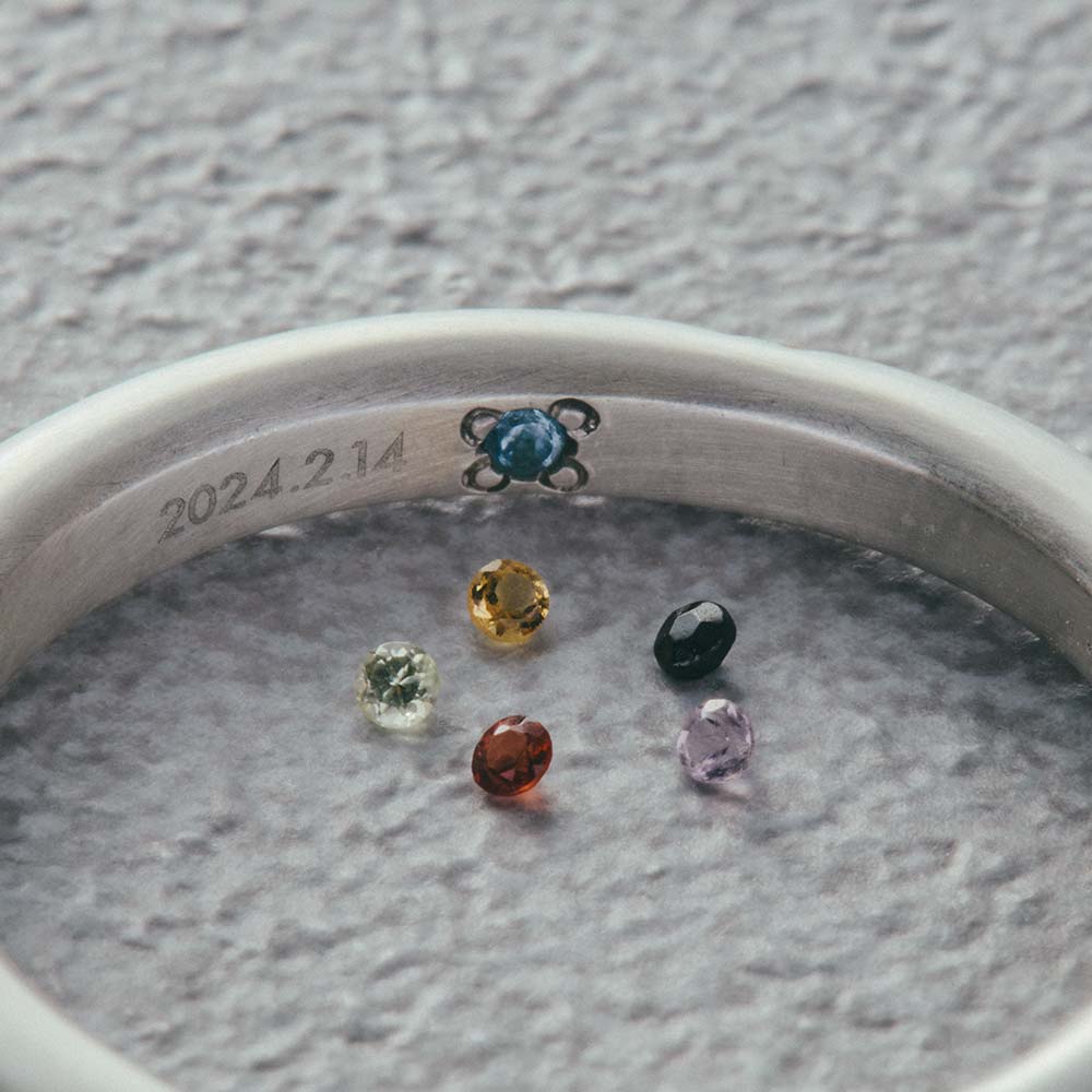 【フィリ】ライン＆インナーストーンリング 3mm - さらに、リングの内側にはお好きな天然石を1つセッティングできます。指に触れる部分にそっと忍ばせた、自分だけが知るもう一つのお守りです。天然石はブルートパーズ・ガーネット・オニキス・アメシスト・ペリドット・シトリンの6種類。それぞれに異なる意味がこめられています。