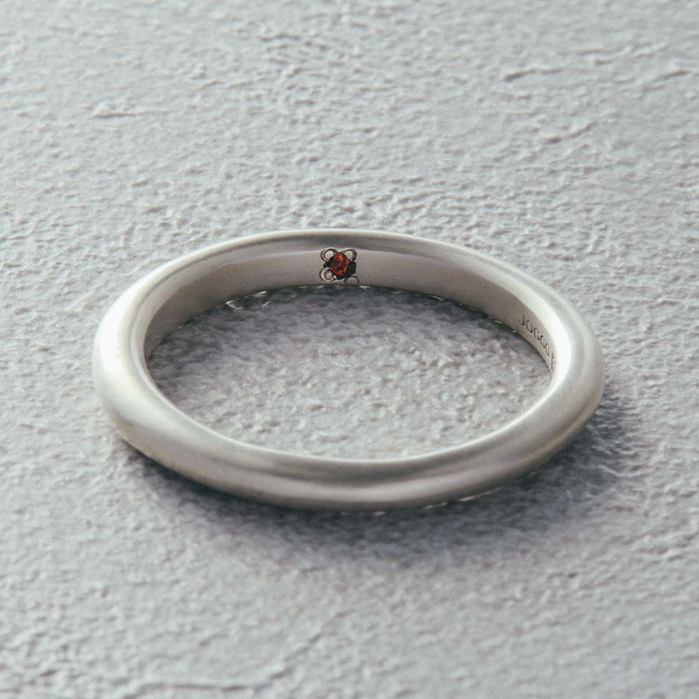 【フィリ】ライン＆インナーストーンリング 3mm - 使用天然石：ガーネット
熟れたザクロのような深い輝きが、努力を実らせ前進を後押ししてくれる石。
一途な愛と絆を守る力を持つとされ、大切な人への贈り物にもぴったりです。