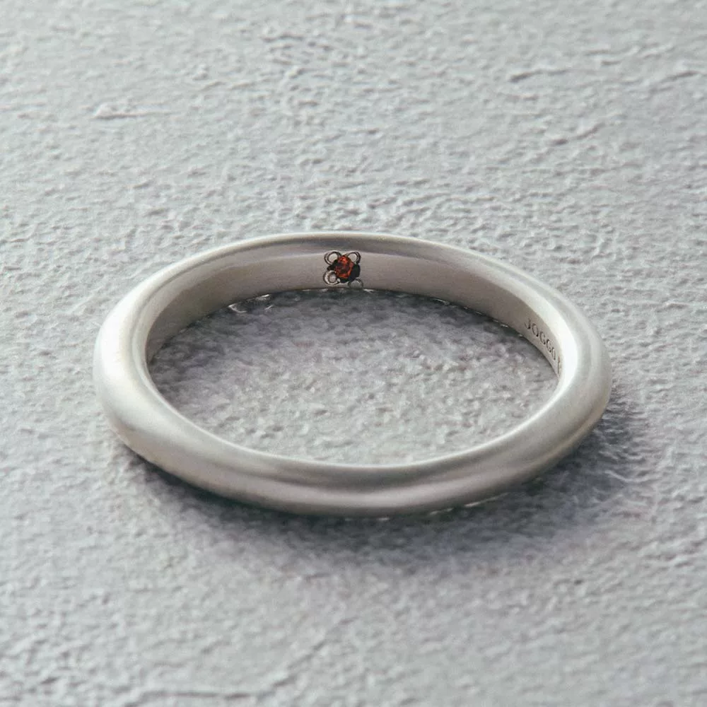 【フィリ】ライン＆インナーストーンリング 3mm - 使用天然石：ガーネット
熟れたザクロのような深い輝きが、努力を実らせ前進を後押ししてくれる石。
一途な愛と絆を守る力を持つとされ、大切な人への贈り物にもぴったりです。