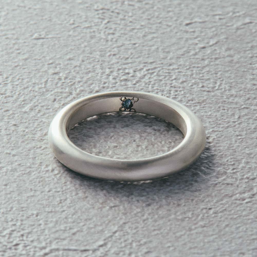 【フィリ】ライン＆インナーストーンリング 3mm - 使用天然石：ブルートパーズ
澄んだブルーが心を静かに整え、冷静さと判断力をくれる石。
友情と希望を育み、前向きな未来へそっと導いてくれます。